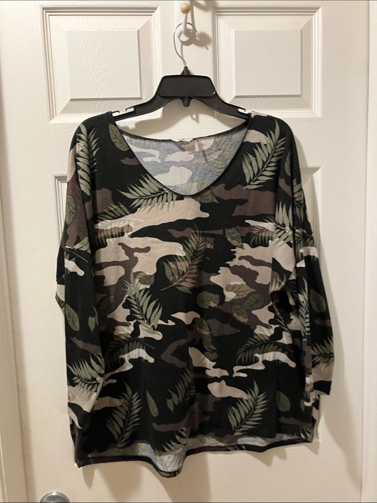 Kaktus Tops - Kaktus Olive & Black Camo Leaf V-Neck Sweatshirt